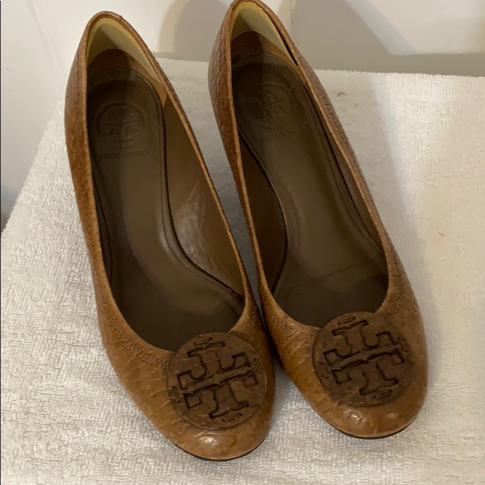 TORY BURCH tan wedges